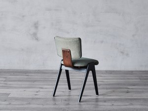 Обеденный стул из ткани для интерьера с деревянными ножками