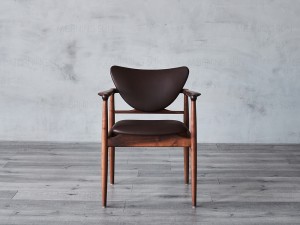 Френски дървен стол с тапицерия