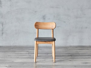 Pohodlná jídelní židle z masivního dřeva s PU sedákem