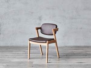 Jedálenská stolička s rámom z masívneho dreva s čalúnením