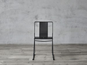 Oceľová jedálenská stolička v klasickom dizajne