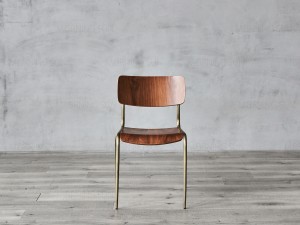 Moderná kovová jedálenská stolička s preglejkovým sedadlom