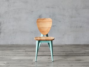 Sedia da pranzo dal design moderno con struttura in metallo e legno