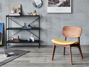 Moderner Esszimmerstuhl aus Holz mit Stoffsitz