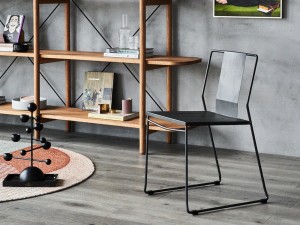 Cadira de menjador d'acer de disseny clàssic