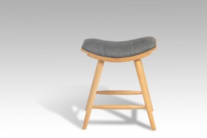 Барный стул из ткани с деревянной ногой