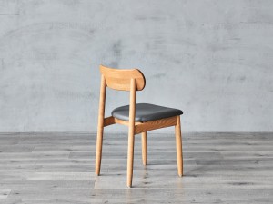Cadeira de madeira confortável para sala de jantar com almofada