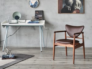 Jedálenské stoličky z dreveného nábytku na kávu