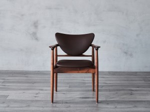 Jídelní židle s dřevěným nábytkem na kávu