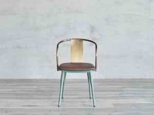 Nová dizajnová kovová jedálenská stolička do reštaurácie