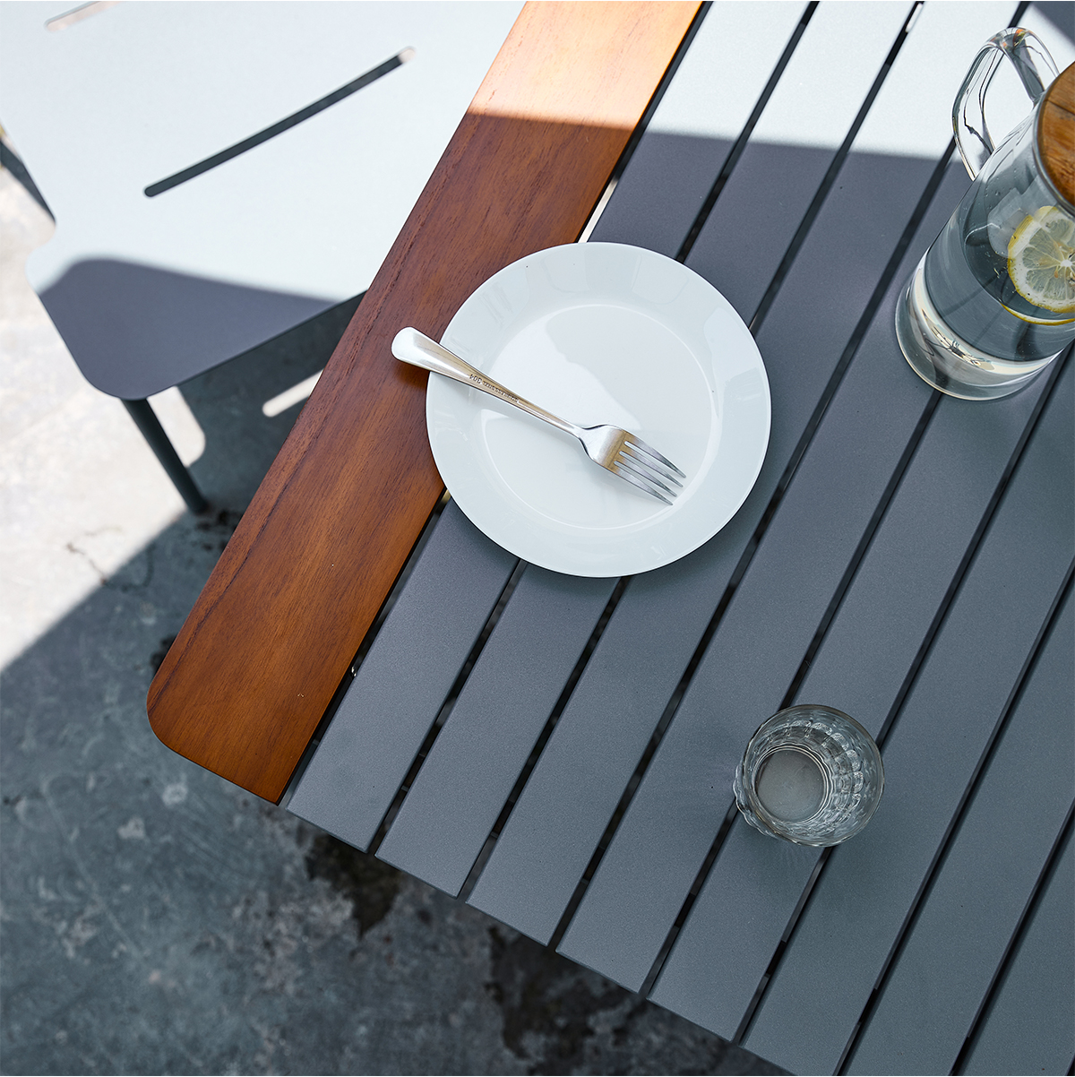 outdoor restaurant table and chairs